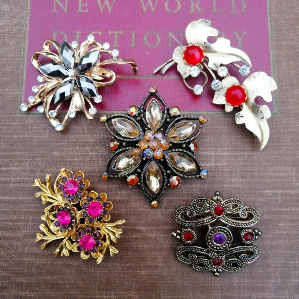Vintage gold red brooches, Set Of Six Decor Flower leaf, Napkin Holders, Wedding